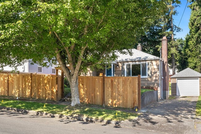 Building Photo - South Seattle 2+ bed 1 bath w/office or 3r...