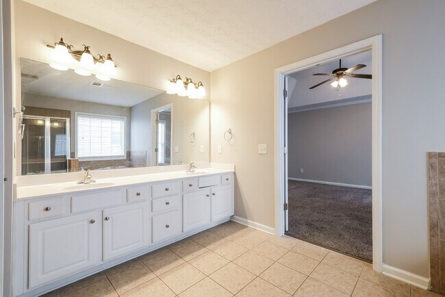 Building Photo - 111 Village Dr