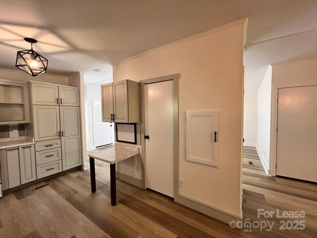 Building Photo - 491 Robinson Rd