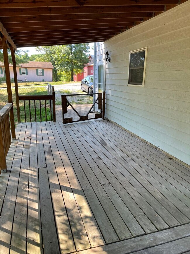 Building Photo - Available December 21st! SPACIOUS & PET FR...