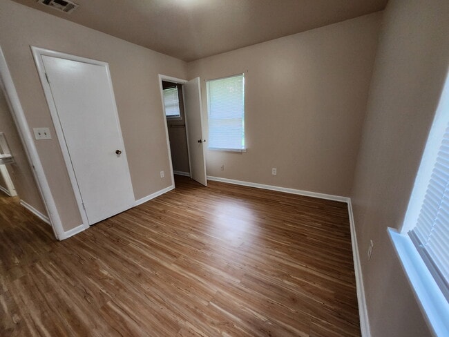 Building Photo - 729 Hedge Dr