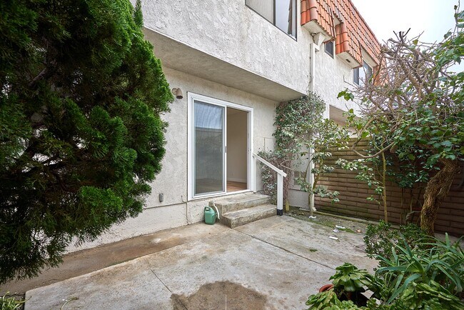 Building Photo - 28026 Ridgecove Ct N