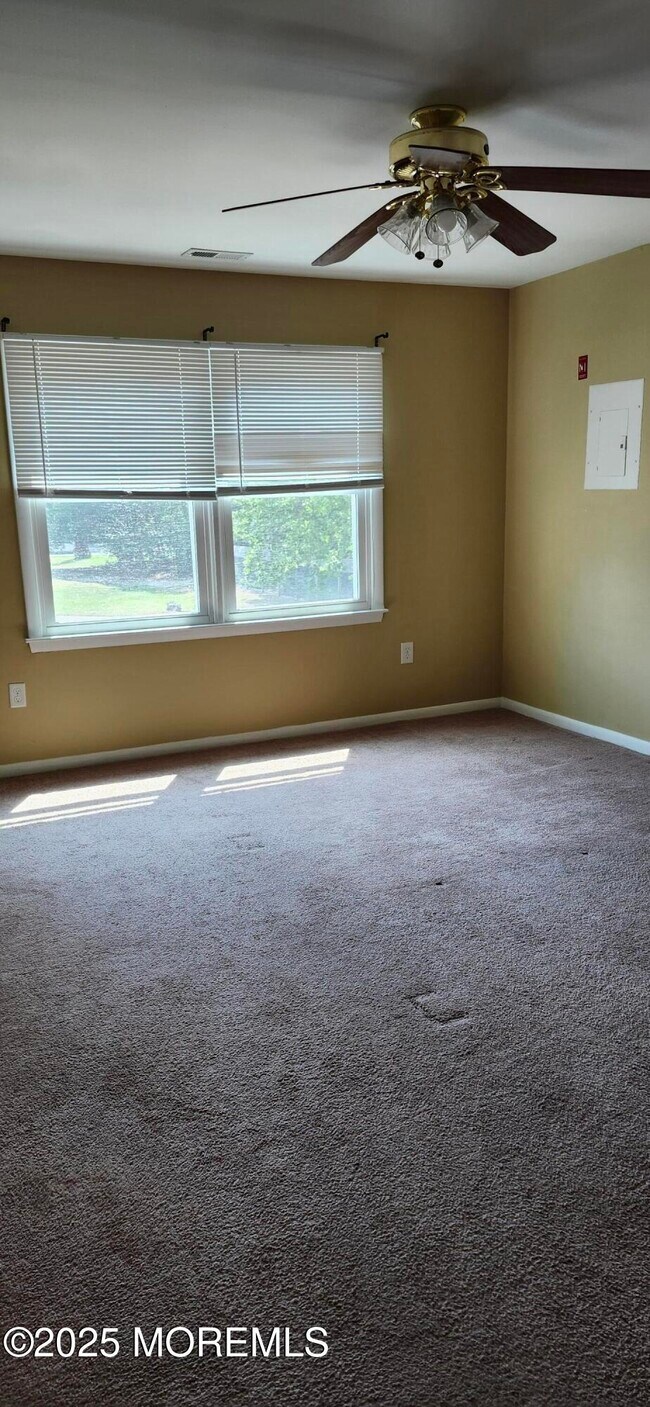 Primary Photo - 19 Scotch Pine Dr