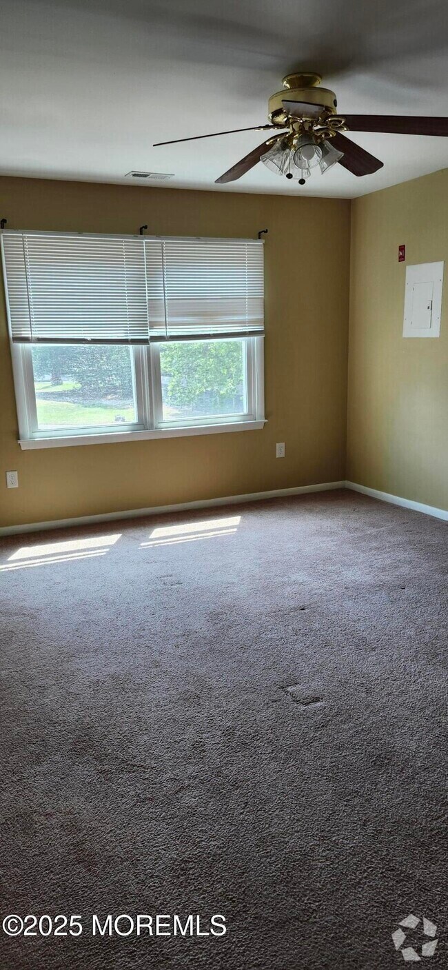Building Photo - 19 Scotch Pine Dr