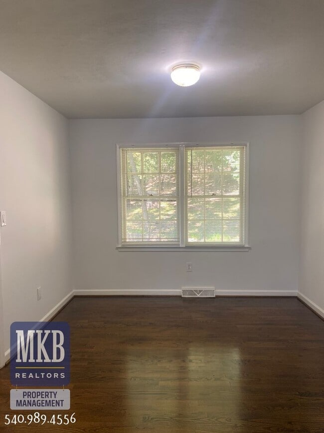 Building Photo - 4 Bedrooms, 2.5 Baths, Split Foyer, Locate...