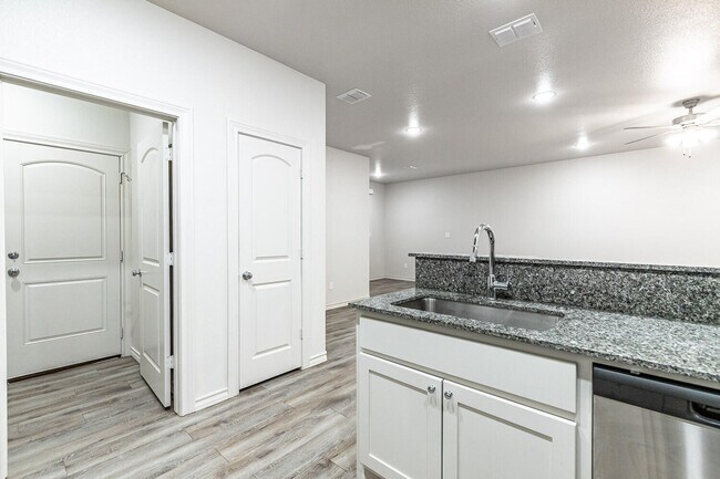 Building Photo - 5504 Kemper St