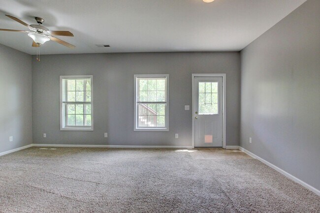 Building Photo - Sweet Splitlevel with Awesome Basement Area