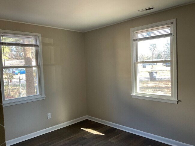 Building Photo - Nice 2 bedroom 1 bath duplex located close to Camp Lejeune.