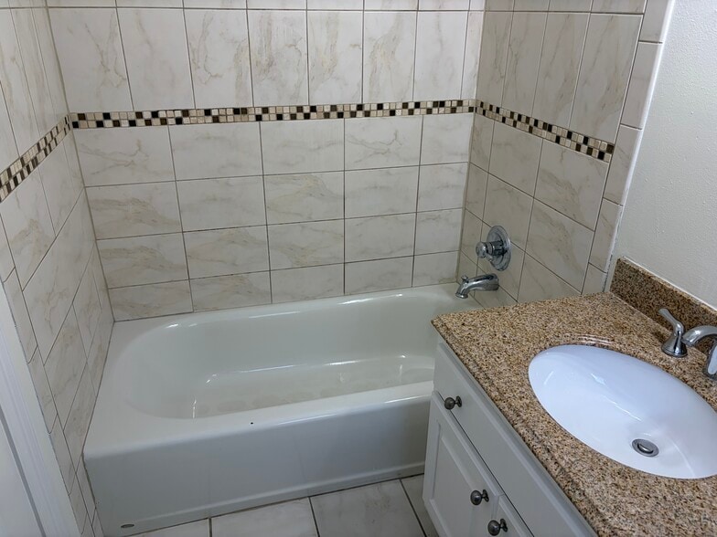 Primary bath - 6034 Chamberlain Dr