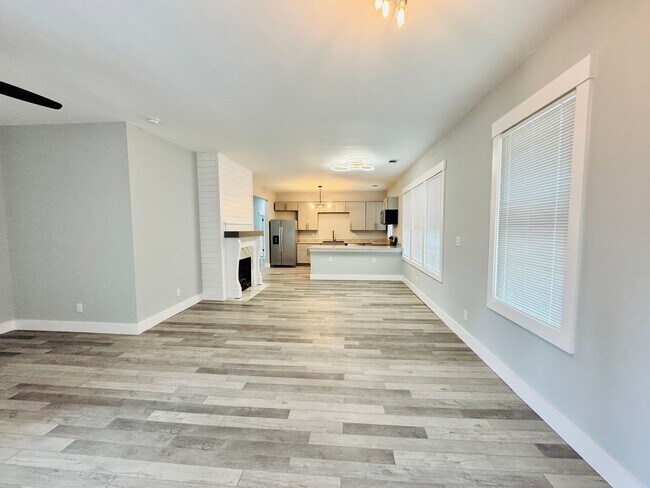 Building Photo - RATE DROP ALERT! (was $2600/month)