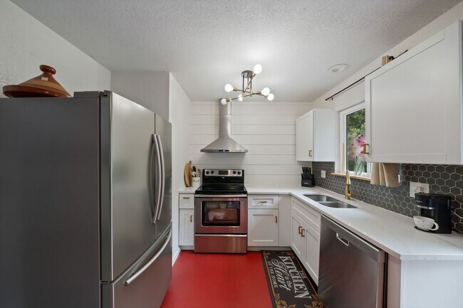 Building Photo - 3 Bedroom Townhome With Fenced Yard and 1 Car Garage