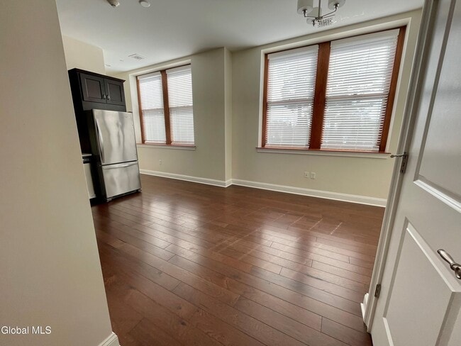 Building Photo - 233 Lake Ave