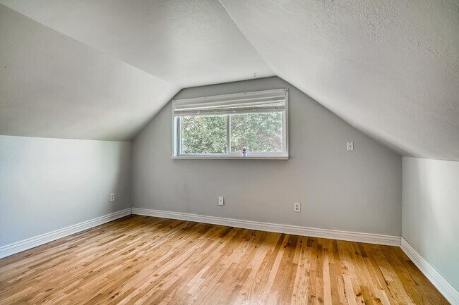 Building Photo - 3921 S Acoma St