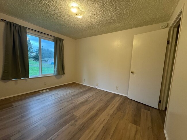 Building Photo - Large, fenced, sunny yard. 3/1.5 in  Azalea Hill location in McKinleyville