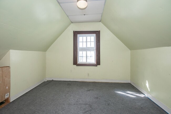 Building Photo - Spacious 4 bedroom/ 1.5 bath house!