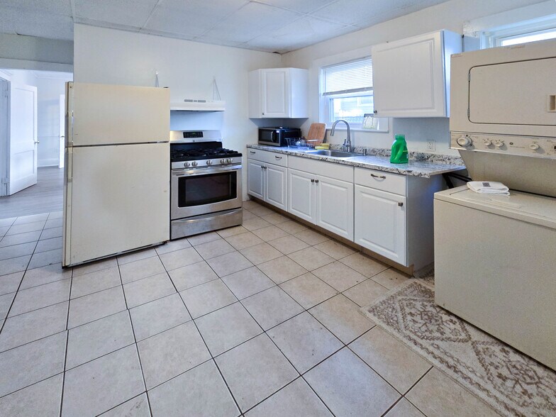 Building Photo - 63 Pinckney St