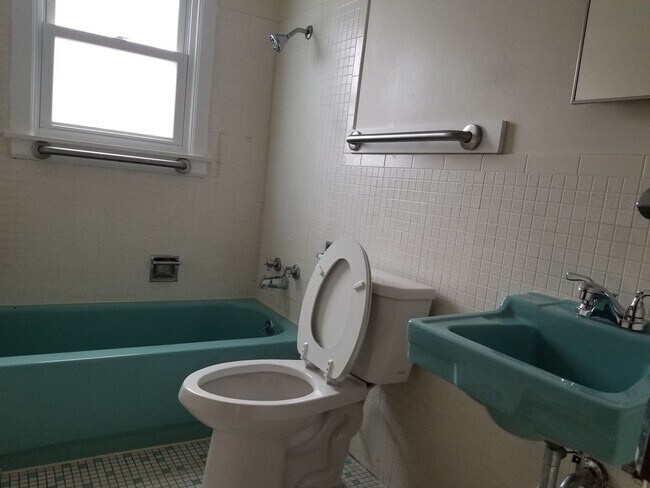 Building Photo - Hillsboro West One Bedroom Apartment, avai...