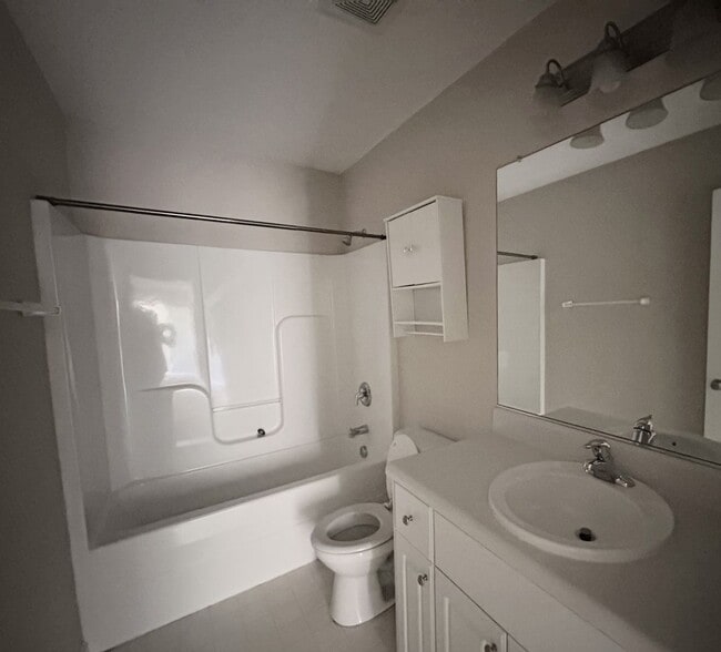 Building Photo - 4303 Pineview Ln