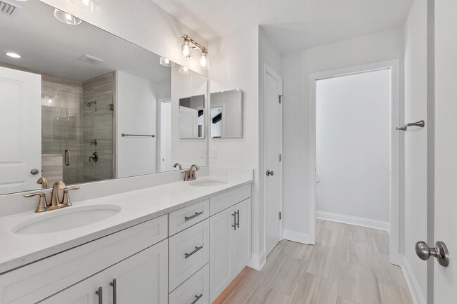 Building Photo - 5643 Fletcher Oaks Dr