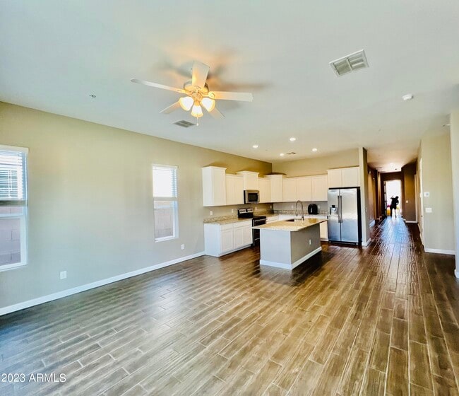 Building Photo - 1255 N Arizona Ave