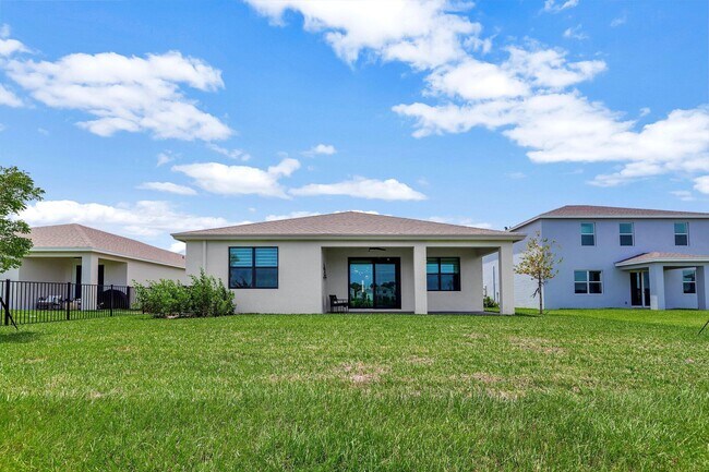 Building Photo - 5795 SE Sky Blue Cir