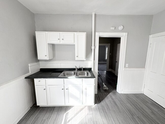 Building Photo - Charming 2 Bedroom Home for Rent & In Grea...