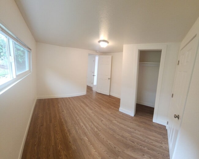 Building Photo - Views of Morro Bay in this cozy hillside cottage!