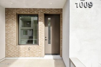 Building Photo - 406 W 7th St