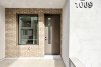 Building Photo - 406 W 7th St