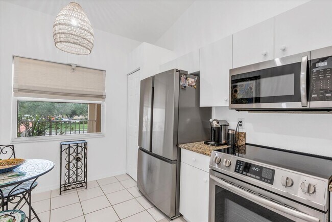 Building Photo - ***ANNUAL UNFURNISHED***NOW AVAILABLE***NO...