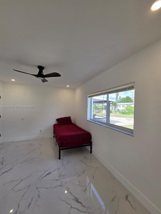 Building Photo - 305 SE Airoso Blvd