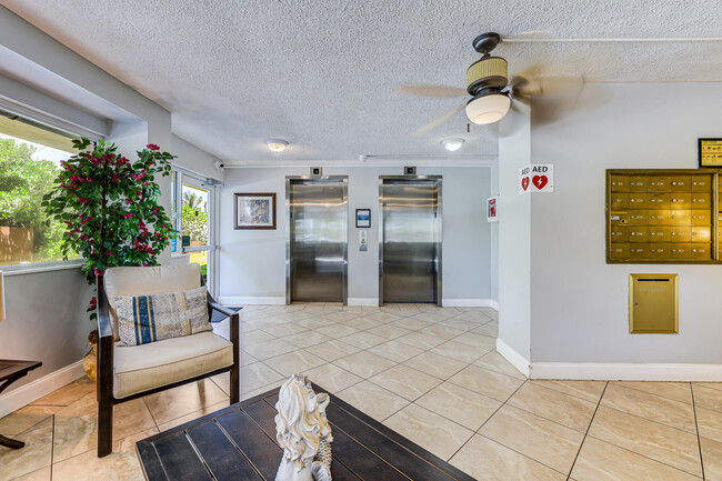 Building Photo - 1161 Hillsboro Mile