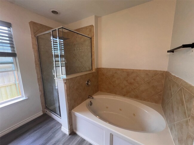 Building Photo - 5925 McKaskle Dr