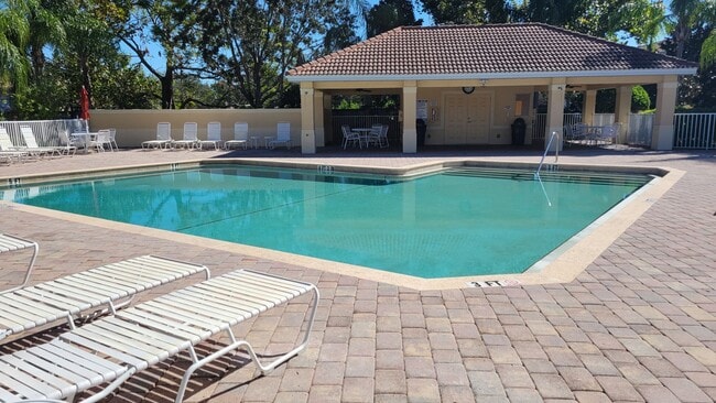 Building Photo - SEASONAL ONLY  3 bedroom, 2 1/2 bath townh...