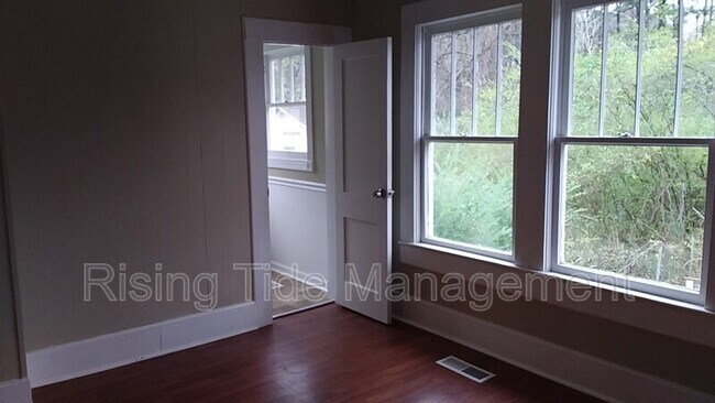 Building Photo - 104 Walker Ave