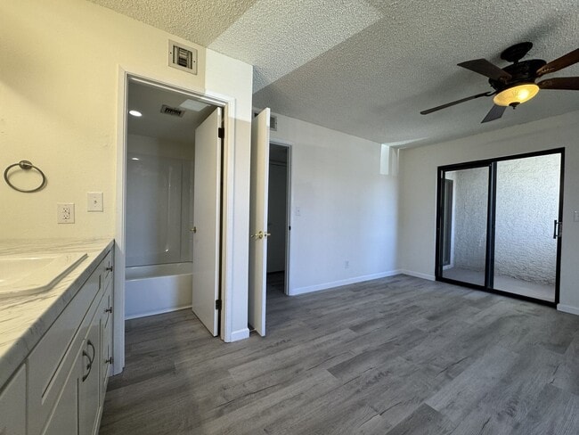Building Photo - 850 S River Dr