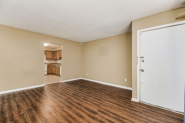 Building Photo - Experience the charm of this fabulous dupl...