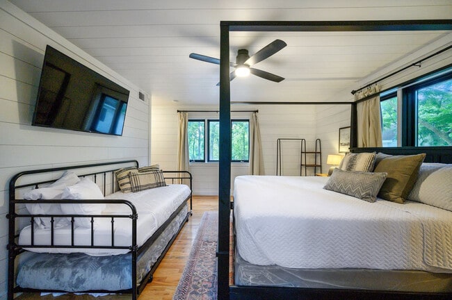 Building Photo - 47 White Pne Rd