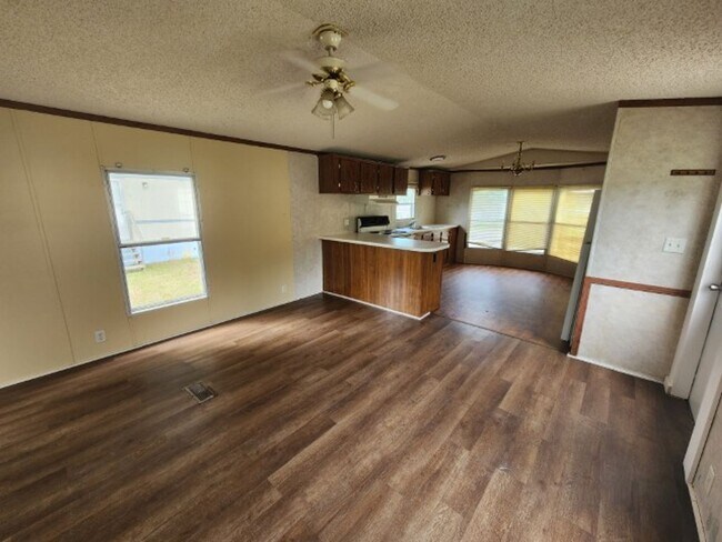 Building Photo - 42 Wilma Ln
