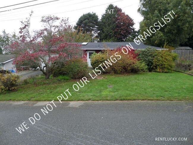 Building Photo - Super Cute 3-Bedroom Home w/Gorgeous Priva...