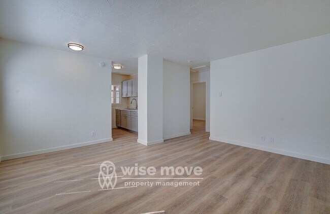 Building Photo - 2 Bedroom Home with Garage- Corner Lot!