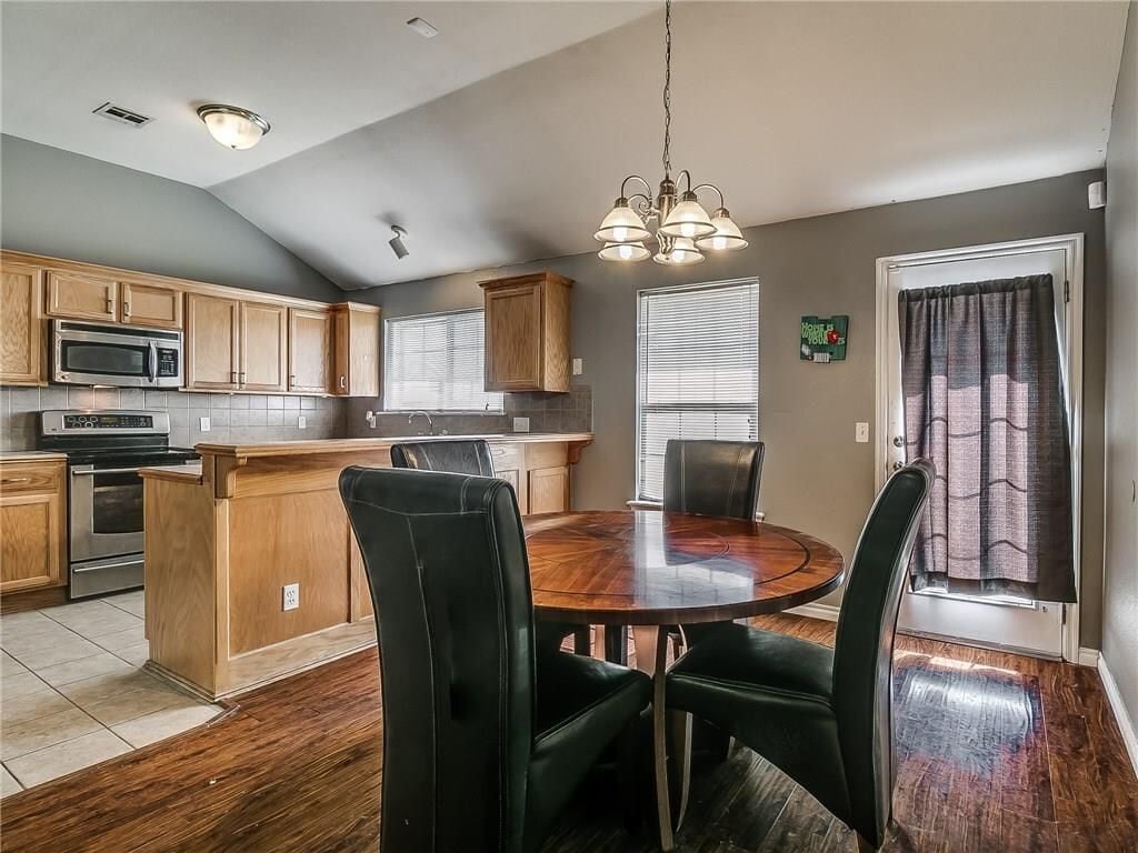 Building Photo - 8000 Woodhue Dr