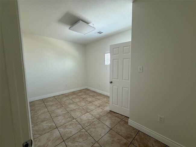 Building Photo - 2724 Crossview Dr