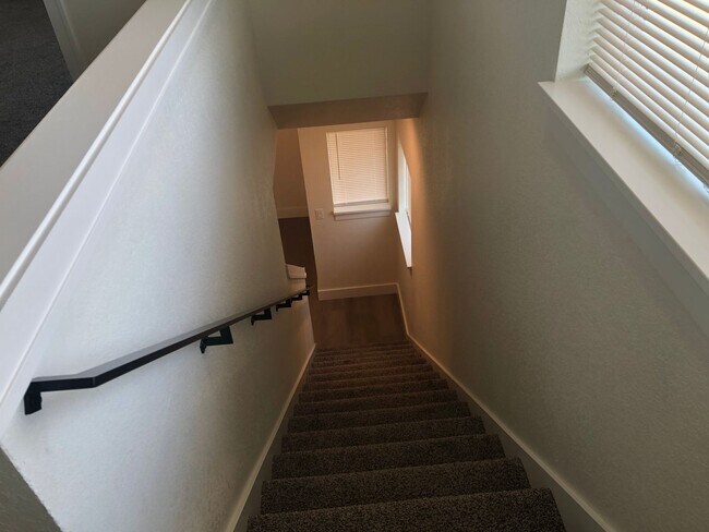 Building Photo - Newer 3 bedroom, 2.5 bath duplex in desirable neighborhood! MOVE IN SPECIAL!