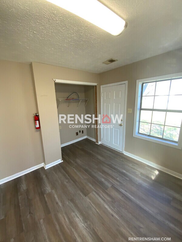 Building Photo - 212 Parks Dr