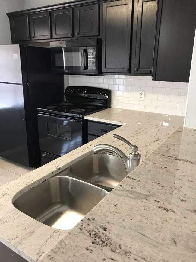 Building Photo - Pre Leasing for Fall 2026!!