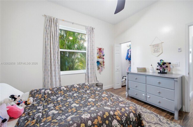 Building Photo - 2615 SE 5th Ct