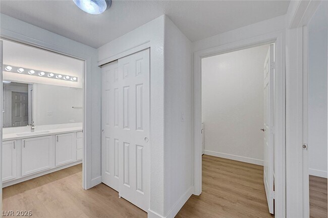 Building Photo - 2291 W Horizon Ridge Pkwy