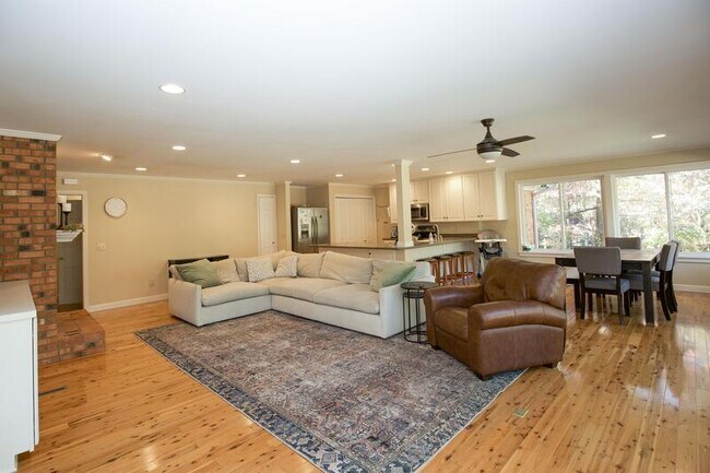 Building Photo - 209 Selkirk Trail