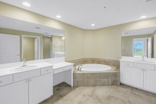 Building Photo - WATER VIEW CONDO 2/2 #714